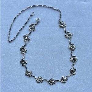 Silver tone Scalloped Collar‎ Necklace with Polished Finish